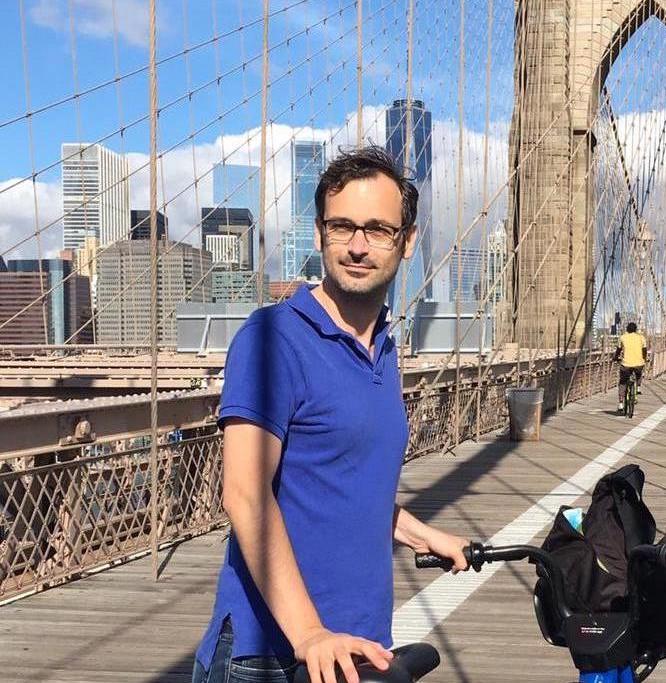 Luca Comisso cycling over the Brooklyn Bridge.